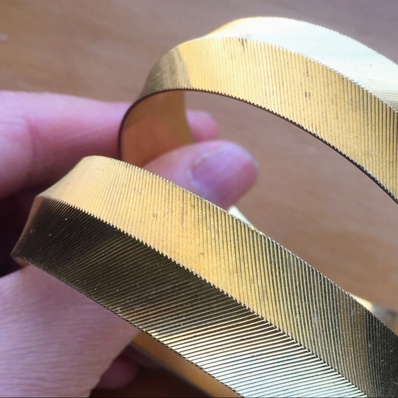 Vintage 2pc set Monet signed gold tone bracelets - Picture 4 of 8